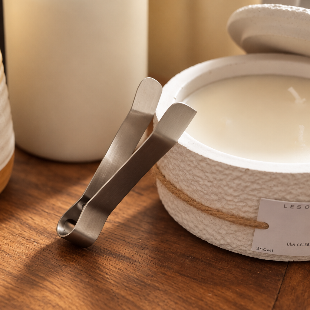 coupe-mèche posé sur la table avec la bougie identique à l'original