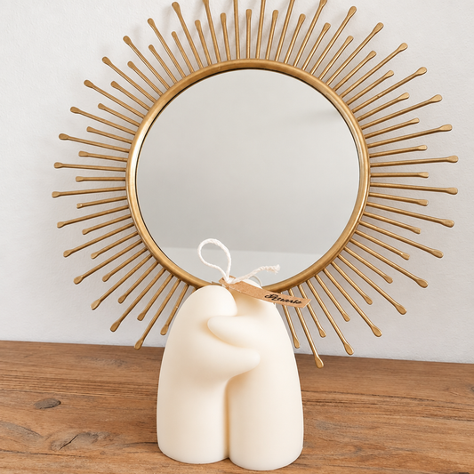 Aperçu éclairci de la bougie devant le miroir