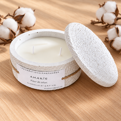 Bougie ouverte avec branches de coton